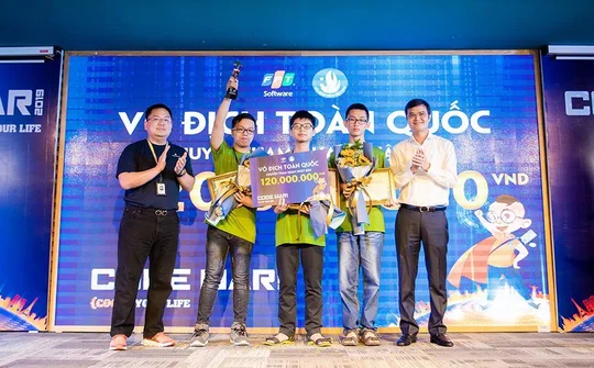 Ba chàng sinh viên năm nhất đạt giải nhất cuộc thi Code War 2019
