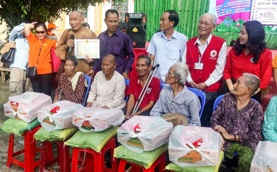 Sóc Trăng: Trung tâm nhân đạo Từ Tâm Khám bệnh, tặng quà cho người nghèo