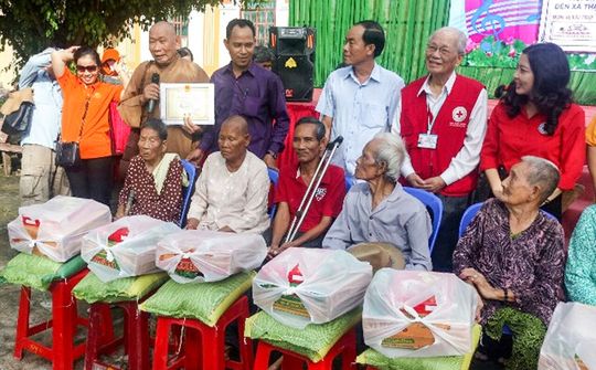 Sóc Trăng: Trung tâm nhân đạo Từ Tâm Khám bệnh, tặng quà cho người nghèo