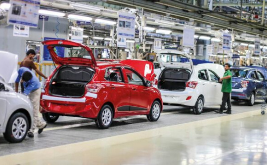 Giá xe ô tô giảm trên diện rộng khách hàng có nên mua hay không?