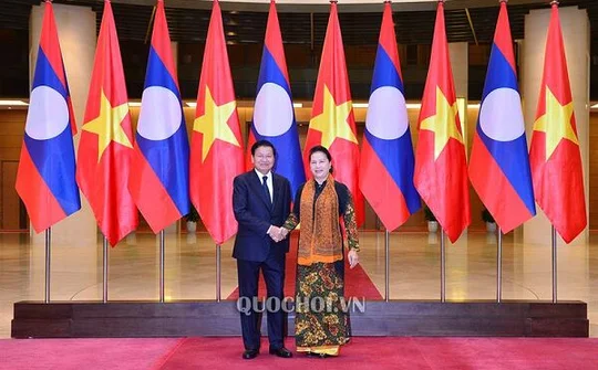 Chủ tịch Quốc hội Nguyễn hội kiến Thủ tướng Lào
