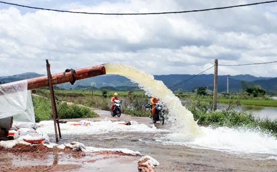 PC Đắk Lắk: Điện lực Krông Ana nỗ lực cùng địa phương chống lũ lụt
