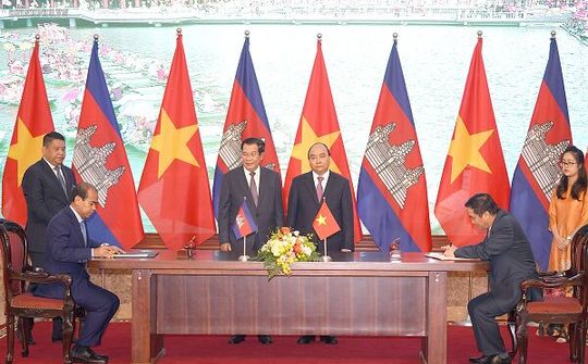 Thủ tướng Nguyễn Xuân Phúc đón và hội đàm với Thủ tướng Campuchia