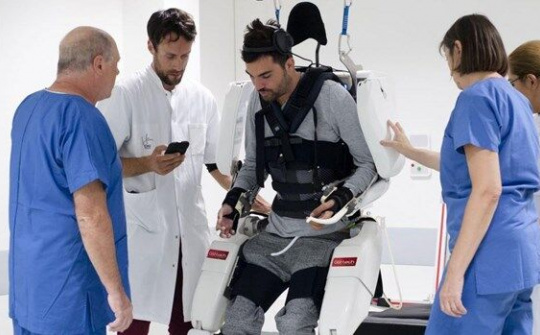 Đem lại hy vọng cho bệnh nhân bại liệt nhờ hệ thống robot điều khiển bằng não bộ