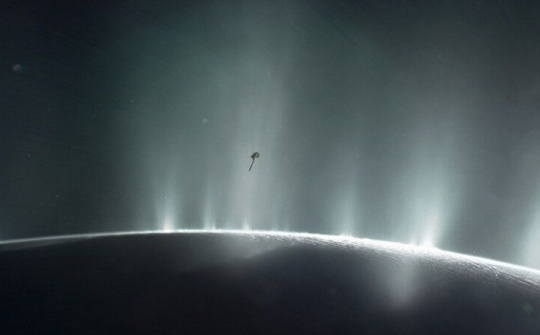 Phát hiện liệu có sự sống trên mặt trăng băng giá của sao Thổ