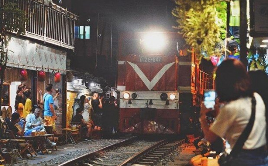 Chấm dứt tụ điểm phố cafe đường tàu ‘thách thức tử thần’ ở Hà Nội