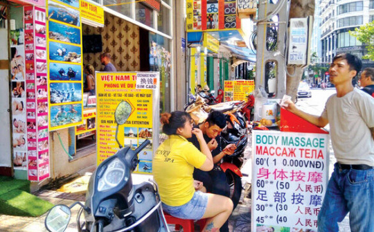 Biển hiệu chữ Trung Quốc vi phạm mặc dù phạt nhiều nhưng chưa hiệu quả