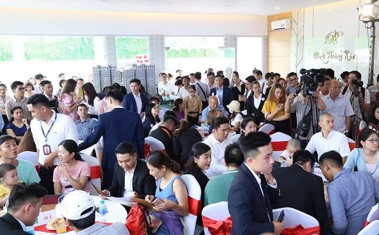 Khai trương căn hộ mẫu Paris Hoàng Kim thu hút đông đảo khách hàng tham dự