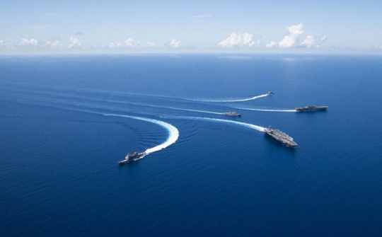 Tàu sân bay và tàu đổ bộ Mỹ tập trận ở Biển Đông