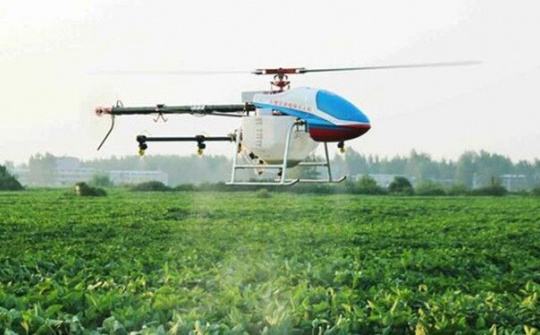 Nông dân miền Tây sử dụng máy bay không người lái phun thuốc trừ sâu