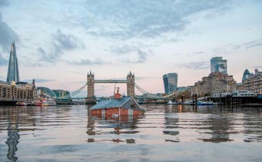 Mô hình 'nhà ngập lụt' trôi trên sông London