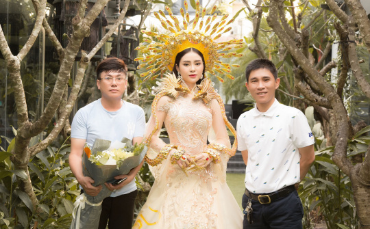 Á hậu Lý Kim Thảo quyền lực với áo dài hoàng bào họa tiết rồng phượng