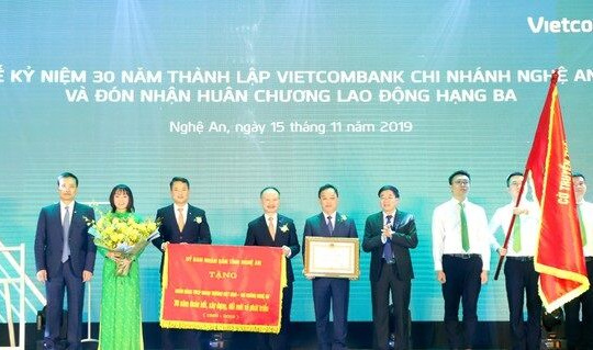 Vietcombank Nghệ An kỷ niệm 30 năm thành lập và đón nhận Huân chương Lao động Hạng Ba