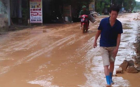 Đường 515 B biến thành ao bùn – Cần trách nhiệm của nhà quản lý