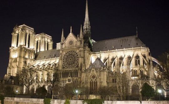 Pháp mời chuyên gia Nga giúp khôi phục Nhà thờ Đức Bà ở Paris