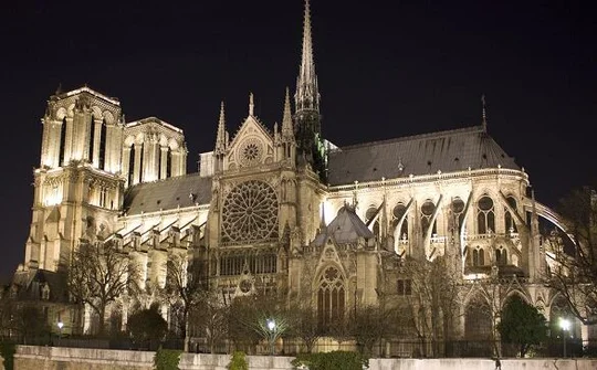 Pháp mời chuyên gia Nga giúp khôi phục Nhà thờ Đức Bà ở Paris