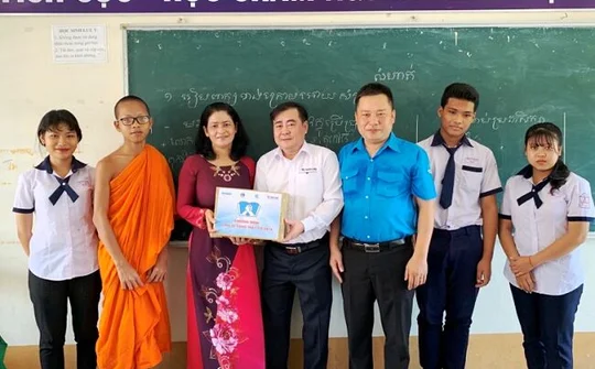 Chuyện về Cô giáo nặng lòng với tiếng Khmer