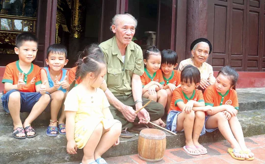 Đưa hội trống quân làng Bùi Xá đến với du khách nước ngoài