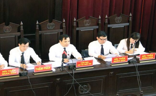 Bàn về thẩm quyền ban hành quyết định tiếp tục giải quyết vụ án dân sự của Hội đồng xét xử