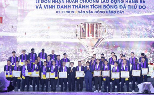 Hà Nội FC dành tặng chức vô địch cho người hâm mộ, đón nhận huân chương lao động hạng Ba