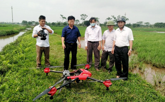 Máy bay phun thuốc trừ sâu giúp người dân Bắc Ninh tăng năng suất