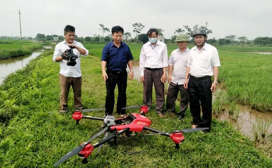 Máy bay phun thuốc trừ sâu giúp người dân Bắc Ninh tăng năng suất