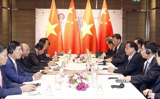 Thủ tướng Nguyễn Xuân Phúc gặp Thủ tướng Trung Quốc