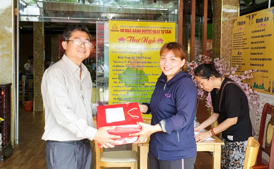 Tập đoàn Nhất Phẩm Hoàng Gia tặng quà bệnh nhân hiểm nghèo