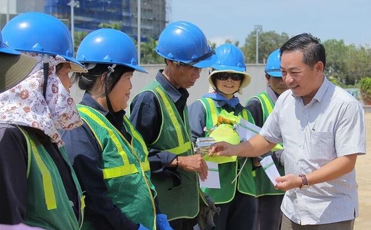 Tập đoàn BĐS Hưng Thịnh: Hỗ trợ hơn 1,1 tỷ đồng  cho công nhân tham gia khắc phục hậu quả mưa bão tại Bình Định