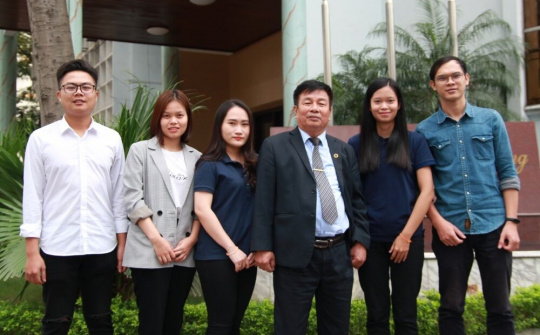 Sinh viên Đại học Giao thông Vận tải làm gạch lát hè đường từ nylon rác thải