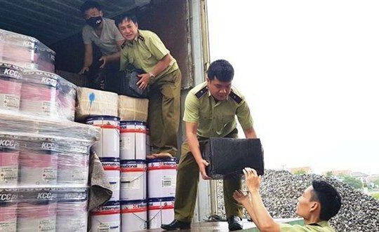 Quản lý thị trường tấn công vào những điểm nóng