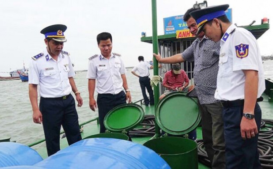 Báo động tình trạng buôn lậu xăng dầu kém chất lượng