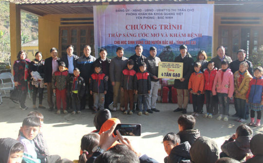 Lãnh đạo Bắc Ninh tặng quà học sinh vùng cao Bắc Hà