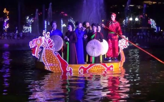 Bắc Ninh diễn xướng Quan họ trên thuyền tại hồ Nguyên Phi Ỷ Lan