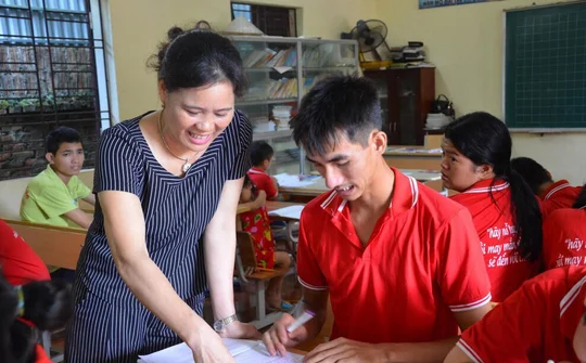 Thắp sáng ước mơ cho những “vầng trăng khuyết”