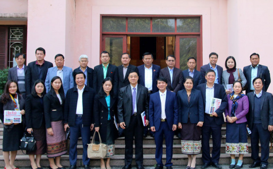 Đoàn cán bộ làm công tác báo chí, truyền thông Lào thực tế tại Báo Bắc Ninh