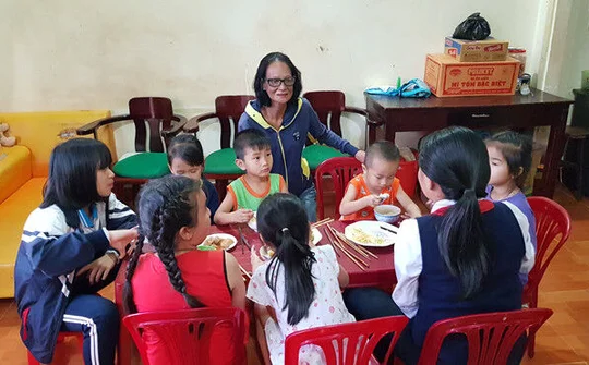 Có một bà giáo già vẫn miệt mài chăm lo cho hơn chục đứa trẻ mồ côi