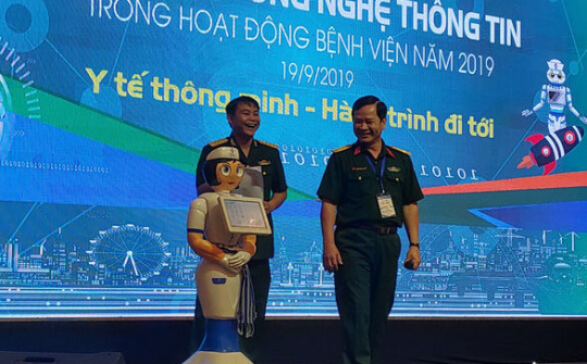 Bệnh viện Quân dân y miền Đông ứng dụng robot chăm sóc người bệnh