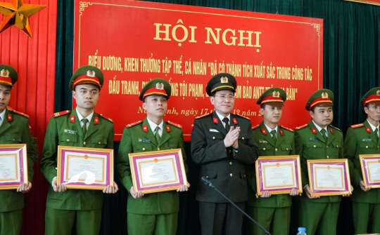 Nam Định: Khen thưởng 3 tập thể, 16 cá nhân đạt thành tích trong phòng chống tội phạm ma túy