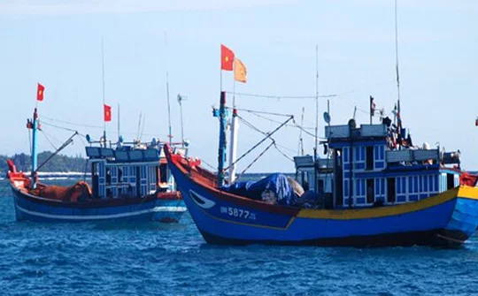 Tuyên truyền kiến thức pháp luật về biển, đảo cho các chủ phương tiện hành nghề đánh bắt xa bờ.