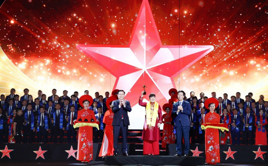 TOP 10 doanh nhân trẻ xuất sắc nhất – Giải thưởng Sao Đỏ vinh danh CEO Phuc Khang Corporation