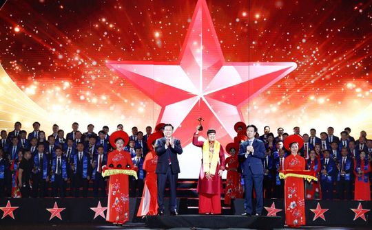 TOP 10 doanh nhân trẻ xuất sắc nhất – Giải thưởng Sao Đỏ vinh danh CEO Phuc Khang Corporation