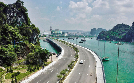 Quảng Ninh: Chiêm ngưỡng con đường bao biển lãng mạn bên vịnh di sản