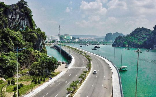 Quảng Ninh: Chiêm ngưỡng con đường bao biển lãng mạn bên vịnh di sản
