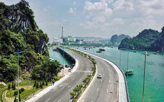 Quảng Ninh: Chiêm ngưỡng con đường bao biển lãng mạn bên vịnh di sản