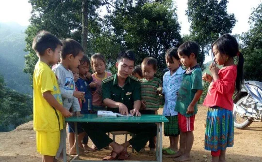 Thầy giáo trẻ dành cả thanh xuân để  "gieo chữ" vùng biên