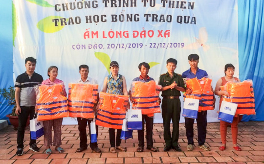 Trao tặng học bổng cho học sinh và gia đình chiến sĩ Biên phòng huyện Côn Đảo