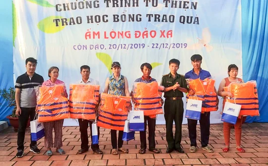 Trao tặng học bổng cho học sinh và gia đình chiến sĩ Biên phòng huyện Côn Đảo