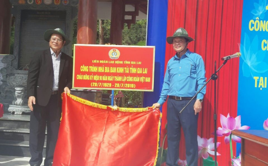 Gắn biển công trình Nhà Bia Ban Kinh tài tỉnh Gia Lai chào mừng 90 năm Công đoàn Việt Nam