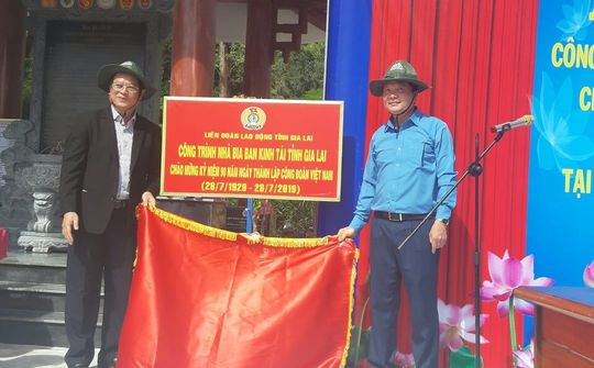 Gắn biển công trình Nhà Bia Ban Kinh tài tỉnh Gia Lai chào mừng 90 năm Công đoàn Việt Nam